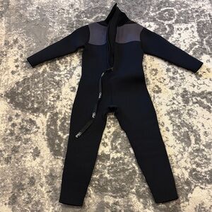 Black and Gray Wetsuit